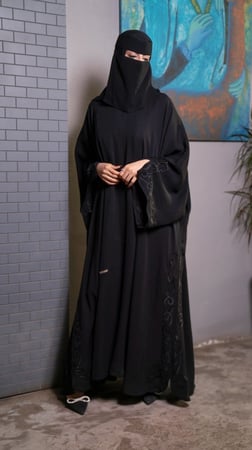 عباية باكمام مطرزة