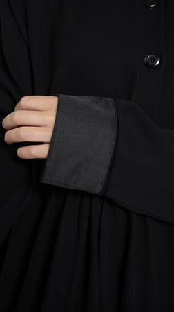 عباية مقفلة بأزرة