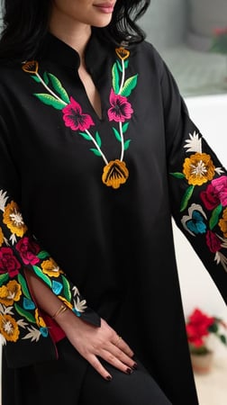 جلابية اسود مطرزة بورد ملون