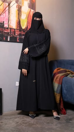 عباية باكمام مطرزة مزينه بفصوص