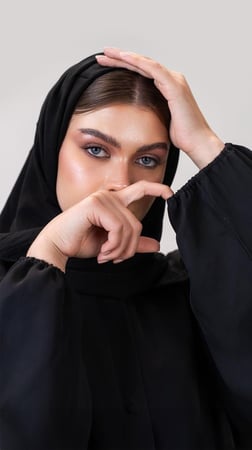 عبايه تقفل بأزرة قماش و كم مطاط