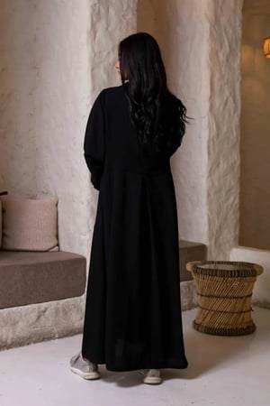 عباية عملية بأزرار عند الصدر