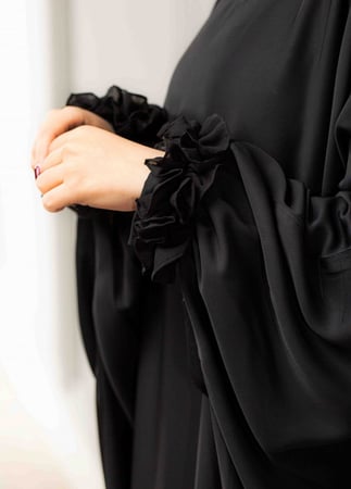 عباية بشت اسود فخمة باكمام مكشكشة