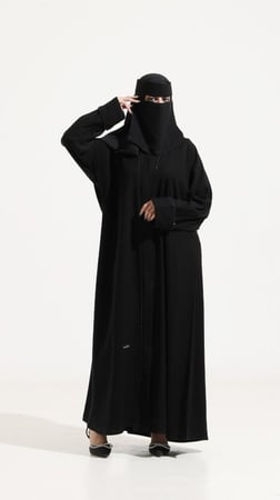 عباية بشريط أسود