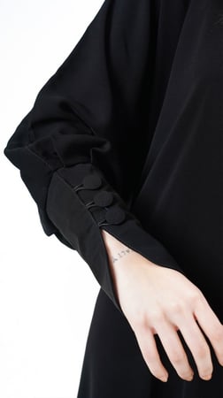 عباية كلوش بسحاب وازرار قماشية على الاكمام