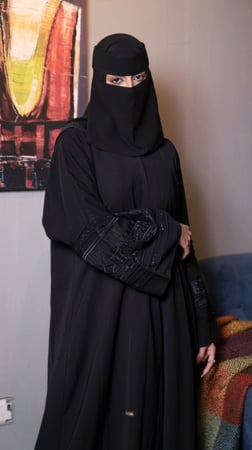 عباية باكمام مطرزة مزينه بفصوص