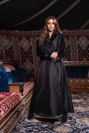 عباية بياقه ومعصم جلد