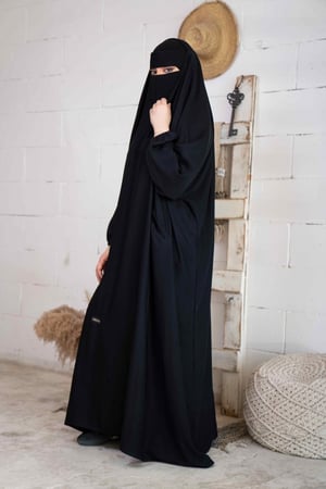 عباية رأس كم مطاط وجيوب امامية بربطة راس ثابتة