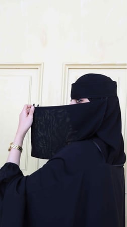 نقاب مشبك بطقطق من الجنب