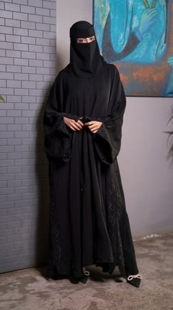 عباية باكمام مطرزة