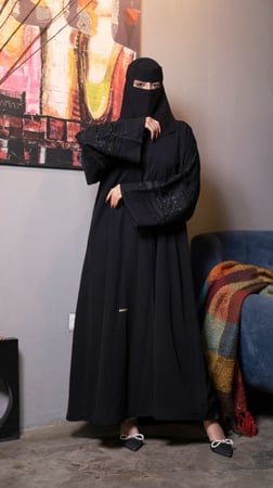 عباية باكمام مطرزة مزينه بفصوص