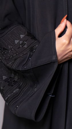 عباية باكمام مطرزة مزينه بفصوص