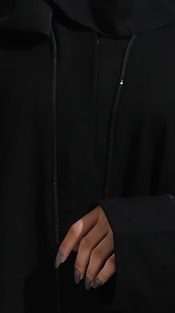 عباية بشريط أسود