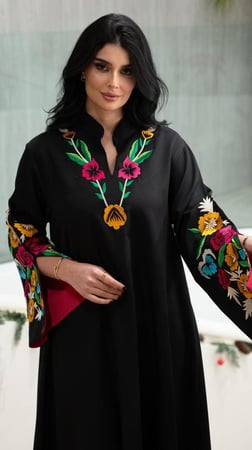 جلابية اسود مطرزة بورد ملون