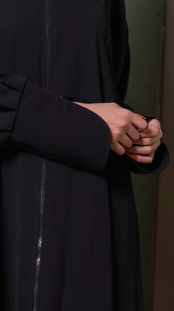 عباية كلوش بسحاب وازرار قماشية على الاكمام