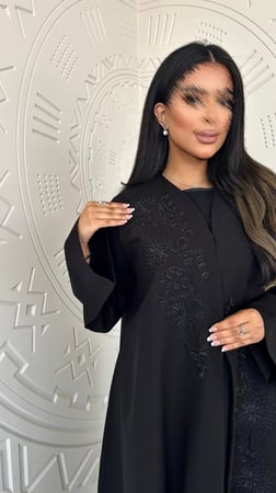 عباية بتطريز ناعم من الامام