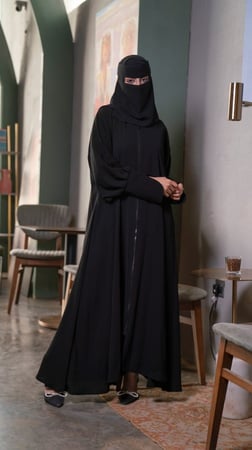 عباية كلوش بسحاب وازرار قماشية على الاكمام