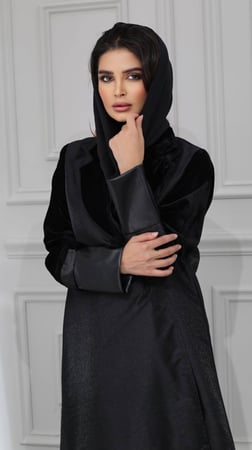 عباية بياقه ومعصم جلد