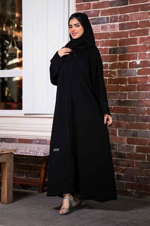 عباية بشريط أسود