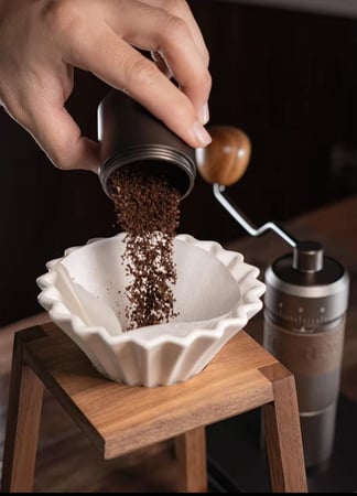 مطحنة قهوة يدوية من HiBREW مطحنة يدوية من الألومنيوم ، مجموعة  قابلة للتعديل من 11 مستوى ، 22 جم