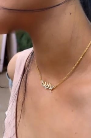 قلادة بالاسم بشكل فخم