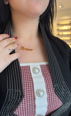 قلادة رقبة بتصميم الاسم مع فراشة على طلبك