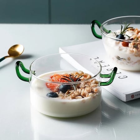 إناء زجاجي بممسك