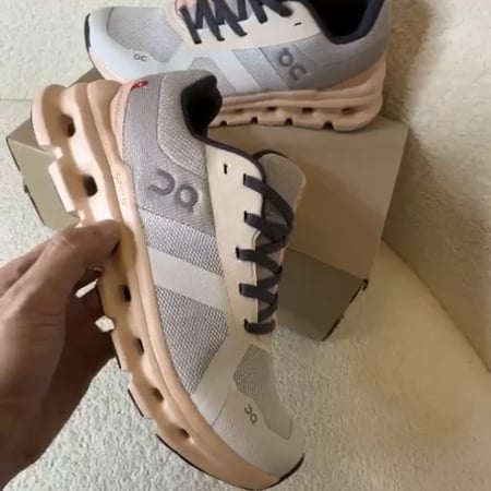 On Cloudrunner Frost/Fade