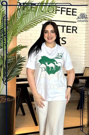 تيشيرت ابيض بطباعه اخضر اليوم الوطني بالاسم