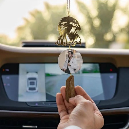 تعليقة سيارة بصوره مع رسمه الصقر وكسرة العود