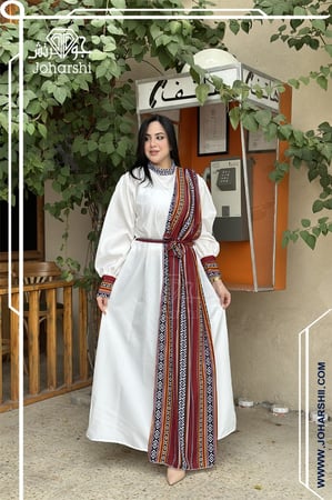 جلابيه تراثي نسائي اللون الابيض بصميم السدو