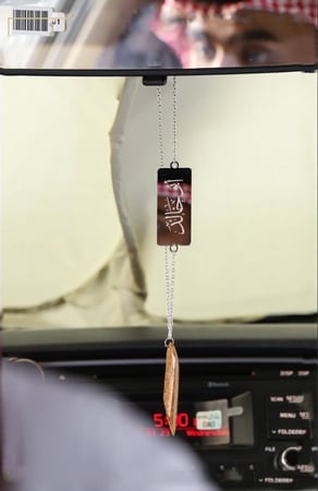 تعليقة سيارة اكريلك