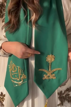 وشاح اليوم الوطني  تطريز و شك كريستال حسب الطلب