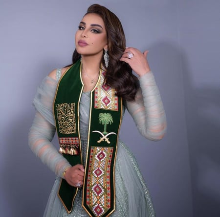 وشاح اليوم الوطني الاخضر بشكل انيق