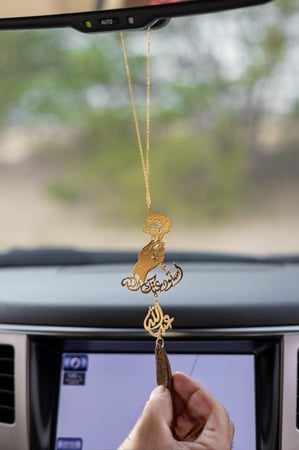 تعليقة سياره يد ماسكه ورده بكسرة العود بالاسم - متجر جوهرتش