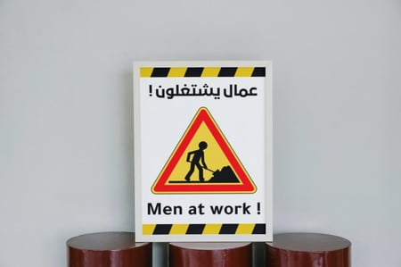 لوحة عمال يشتغلون