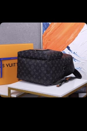 شنطة ظهر أنيقة من Louis Vuitton بتصميم عملي وفخم