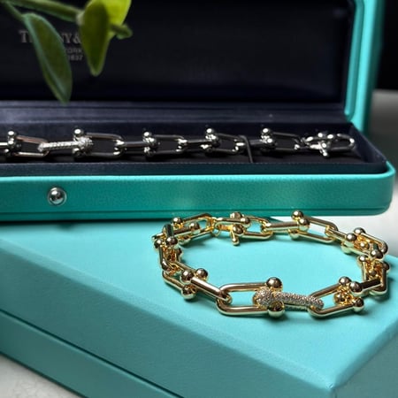 سوار Tiffany & Co. ذهبي وفضي تصميم أنيق وفخم.