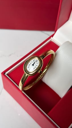 ساعة أنيقة من Cartier بتصميم ناعم وأنثوي يلفت النظر ✨