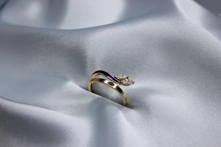 ليونا المجموعة كاملة من حلق وخاتم  18K-Natural Diamond