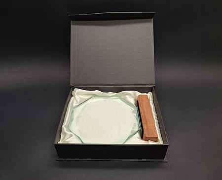 درع زجاج مثمن قاعدة خشب مع لمسة سوداء