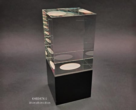 مكعب كريستال بقاعدة سوداء مع اضاءة LED