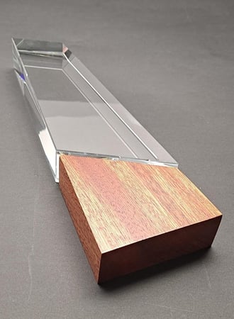 درع كريستال قاعدة خشب