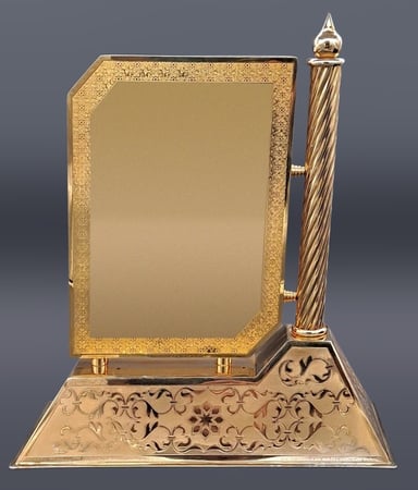 درع ملكي مطلي بالذهب فاخر جدا