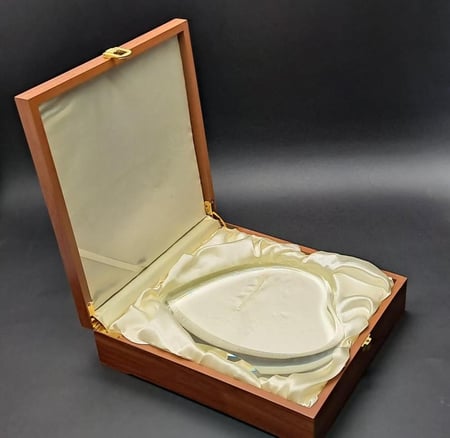 مجسم قلب كريستال مائل