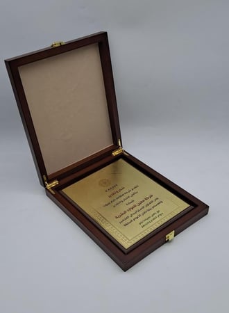 درع خشبي مع معدن