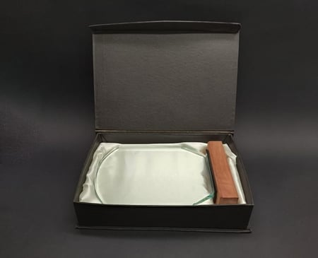 درع زجاج ريتشي قاعدة خشبية