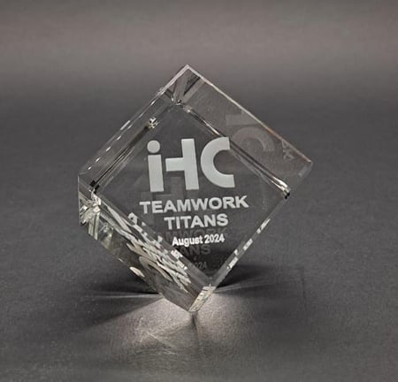 مكعب كريستال محفور بتقنية  ثنائي الابعاد