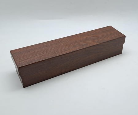 لوحة اسم خشبية مائلة