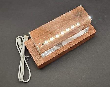 مكعب كريستال بقاعدة خشب اضاءة LED
